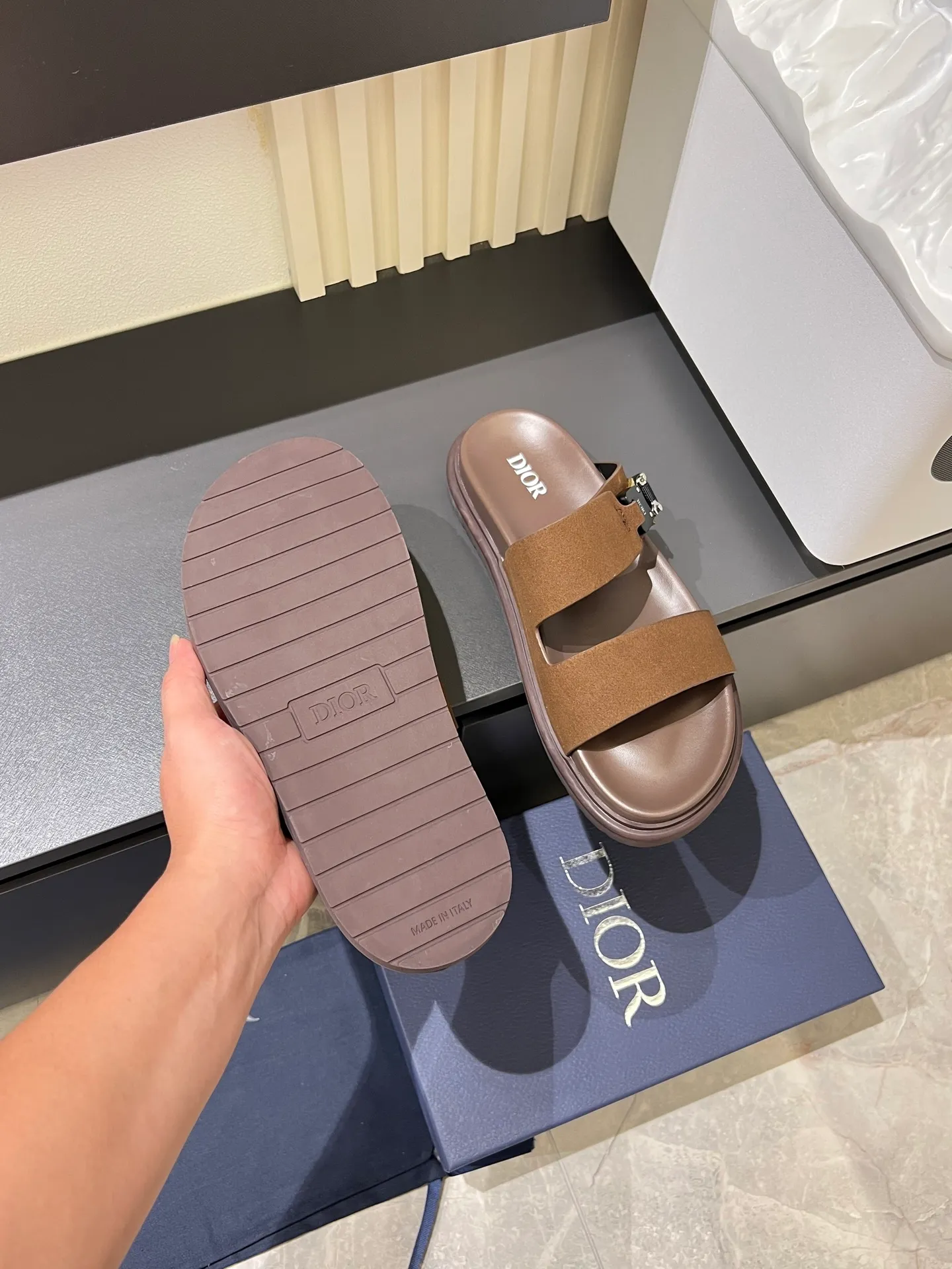 Men's Men's Shoes 💰p320 Dio* Men's Sandals Slippers. Showcasing Dior haute couture design. The Dior gray suede strap is accented with an aluminum Dior buckle for added style. Paired with a comfortable tonal notch sole, they pair easily with shorts or jeans for a sophisticated look. Main body: suede cow leather, technical fabric lining: cow leather, with adjustable straps, aluminum Dior buckle, Dior gray EVA insole, tonal notched rubber outsole splicing structure, size: 38-44 (customized at 45.46)